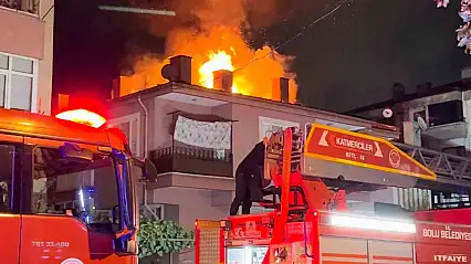 3 katlı evin çatısı alev alev yandı: Mahalleli sokağa döküldü