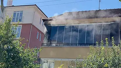 Balkon yangını paniğe neden oldu