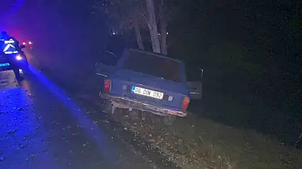 Bolu'da kontrolden çıkan araç ağaca çarptı: 1'i ağır 2 yaralı