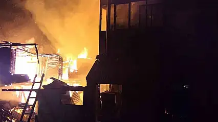 Bolu'da samanlıkta çıkan yangın eve sıçradı