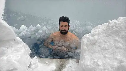 Eksi 10 derecede buz tutan havuza girdi