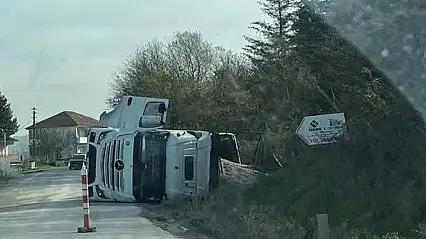 Çaycuma'da kontrolden çıkan tır devrildi