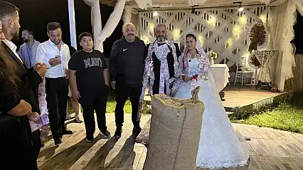 Düğünde altın yerine bir çuval fındık taktılar