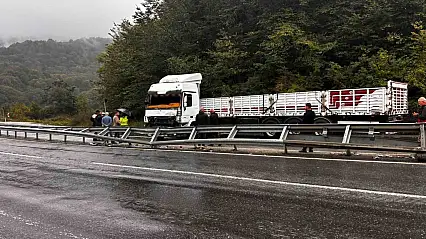 D-655 karayolunda makaslayan tır yolu trafiğe kapattı