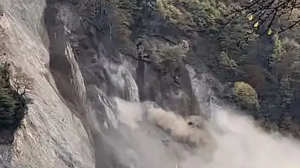 Düzce'de heyelan anı kameraya yansıdı: Otomobil kıl payı kurtuldu