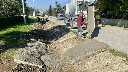 Düzce'de köy yollarına v kanal yapılıyor