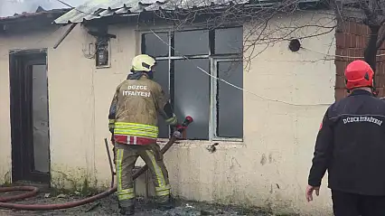 Düzce'de tek katlı ev yandı