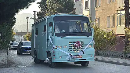 Eşinin hayali için 3 yıl uğraştı, düğününde gelin arabası yaptı