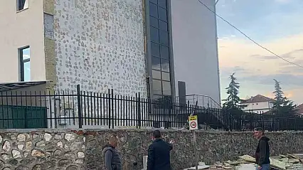 Fırtına okulun dış cephesine zarar verdi