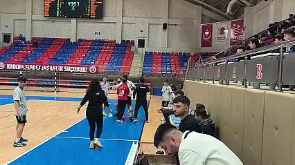 Hakeme saldırmaya çalıştı sahadan güvenlikle çıkartıldı