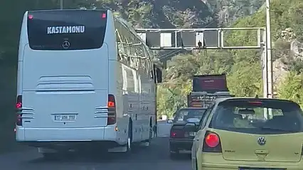 Hatalı sollama yapan otobüs faciaya neden oluyordu