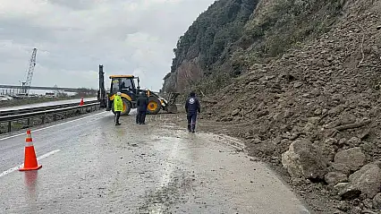 Heyelan kara yolunu kapattı, otomobilde maddi hasar meydana geldi
