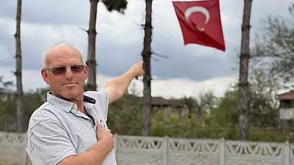 İş makinesinin üzerine çıkıp Türk bayrağını düzeltti, ardından böyle öptü
