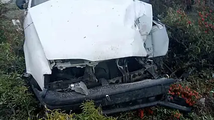 Kamyonet ile çarpışan otomobildeki 3 kişi yaralandı