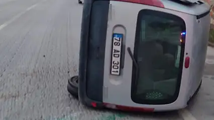 Karabük'te çarpışan otomobillerden biri devrildi: 1 yaralı