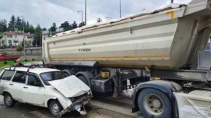 Karabük'te kırmızı ışık ihlali kazaya neden oldu: 2 yaralı