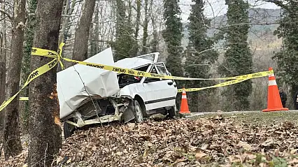 Karabük'te otomobil ağaca çarptı: 1 ölü, 2 yaralı