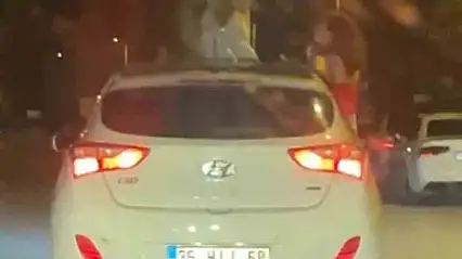 Otomobilden sarkarak dans eden kadınların tehlikeli yolculuğu kamerada
