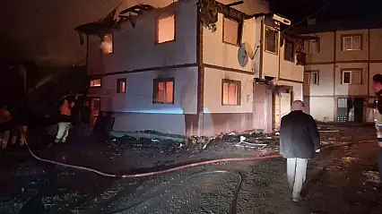 Kastamonu'da alevlere teslim olan iki katlı ev kullanılamaz hale geldi