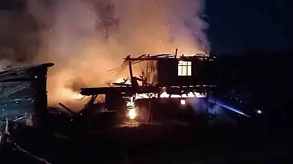 Kastamonu'da alevlere teslim olan iki katlı ev küle döndü