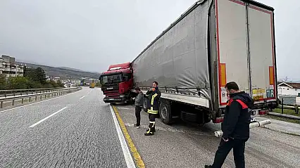 Kastamonu'da bariyerlere çarpan tır makasladı: 1 yaralı