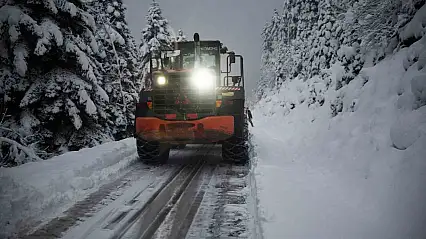 Kastamonu'da ekiplerin köy yollarındaki zorlu karla mücadelesi başladı