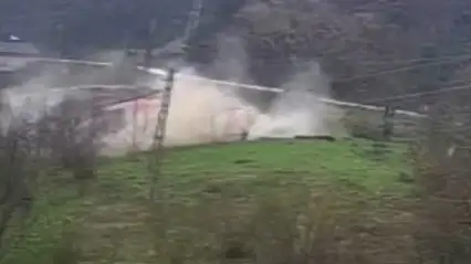 Heyelan sebebiyle tahliye edilen ev çöktü: O anlar kamerada