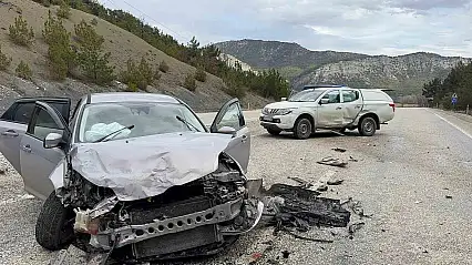 Kastamonu'da pikap ile otomobil çarpıştı: Eski belediye başkanı yaralandı