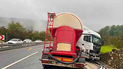 Kayganlaşan yolda tır makasladı: 1 yaralı