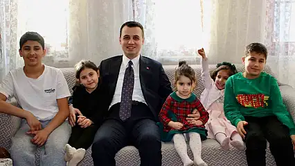 Kaymakam Alpay'dan depremzede aile ile bir araya geldi