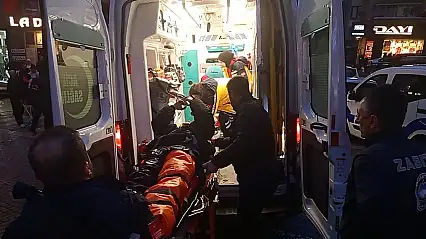 Kazada fırlayan motokurye otomobilin üzerine düştü