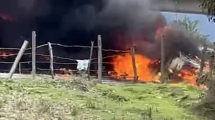 Lastiği patlatan tır köprüden uçarak alev topuna döndü