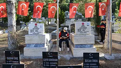 Öğrenciler Şehit Alican Öztürk'ün kabri başında dualarla andı