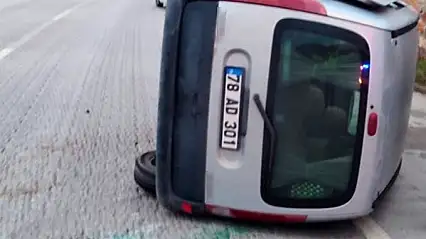 Önce refüje ardından otomobile çarparak devrildi: 1 yaralı