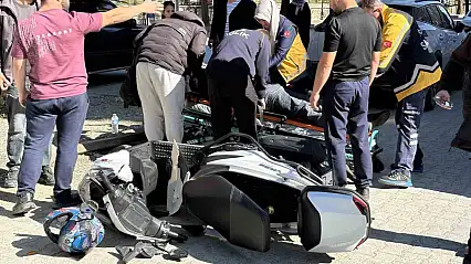 Otomobile çarpan motosikletin sürücüsü yaralandı: Kaza anı kamerada