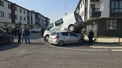Otomobilin çarptığı minibüs park halindeki aracın üzerine çıktı: 3 yaralı