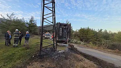 Patlayan elektrik trafosu alev aldı