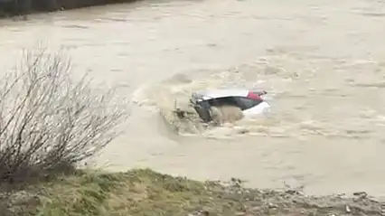 Sürücü kıyıya çıktı, otomobil suda kaldı: Vatandaşlar halatla müdahale etti