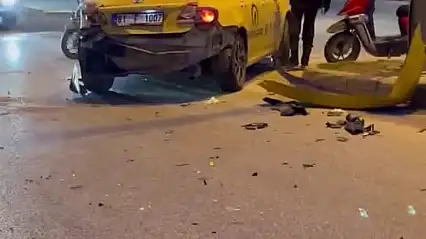 Taksiye çarpan motosikletli ağır yaralandı