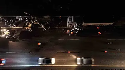 TEM'de mobilya yüklü kamyon ile tır çarpıştı: 1 yaralı