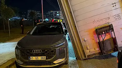 Tırın kafasından ayrılan dorse yola devrildi: 3 araç kıl payı kurtuldu