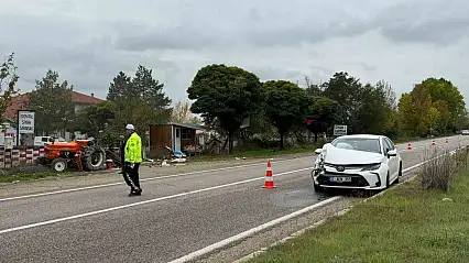 Traktöre çarpan otomobilin sürücüsü yaralandı