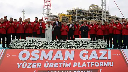 Türkiye'nin ilk yüzer doğalgaz işleme tesisi Osman Gazi, 20 yıl boyunca görev yapacağı Karadeniz'e uğurlandı