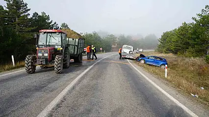 Yoğun sis nedeniyle otomobil traktöre çarptı: 1 yaralı