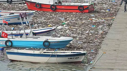 Zonguldak Limanı çöplüğe döndü: Derelerin taşıdığı atıklar deniz yüzeyini kapladı