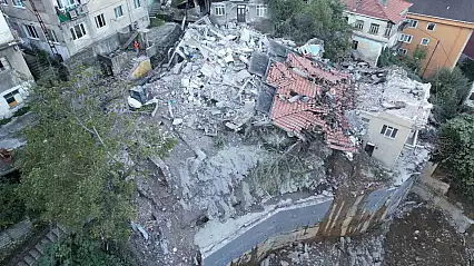 Zonguldak'ta bina faciasının boyutu gün ağarınca ortaya çıktı: 7 bina tahliye edildi