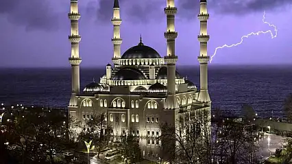 Zonguldak'ta şimşekler geceyi aydınlattı