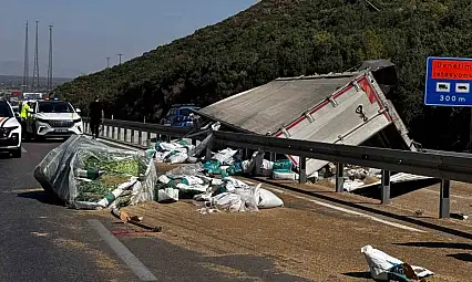 Antalya'da tır devrildi, ortalık savaş alanına döndü: Genç sürücü hayatını kaybetti