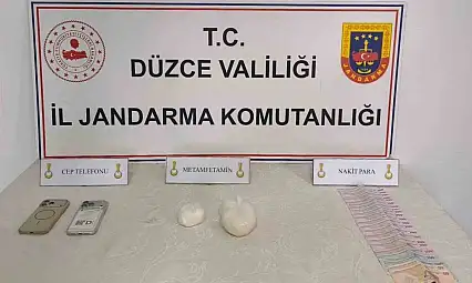 Araçta gizli bölmede uyuşturucuya 2 gözaltı