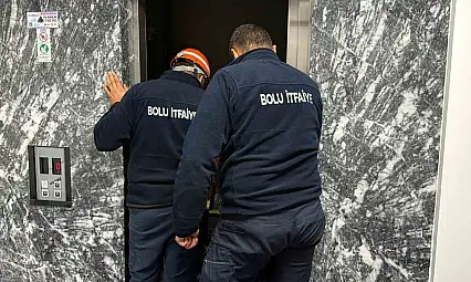 Asansörde mahsur kalan çifti itfaiye kurtardı